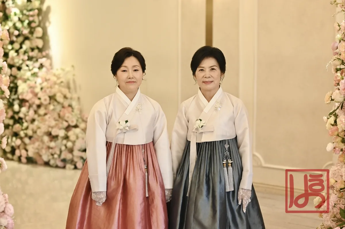 아이보리 저고리에 로즈핑크와 그레이 치마를 매치한 혼주한복 두 벌