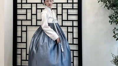 아이보리 저고리와 은은한 광택의 회청색 치마가 우아한 혼주 한복