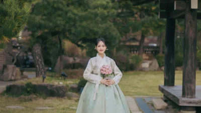아이보리 저고리와 민트빛 치마가 우아하게 어우러진 여성 혼주한복