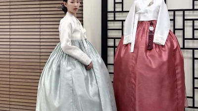 은은한 민트빛 치마와 아이보리 저고리로 완성한 우아한 혼주 한복