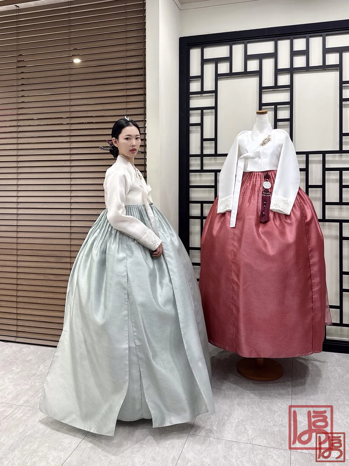 은은한 민트빛 치마와 아이보리 저고리로 완성한 우아한 혼주 한복