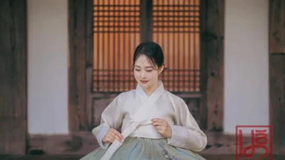 아이보리 저고리와 연청록 치마에 노리개를 더한 단아한 여성 한복