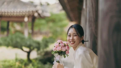 아이보리 저고리와 민트빛 치마가 어우러진 여성 혼주 한복