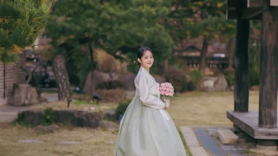 아이보리 저고리와 민트빛 치마가 우아하게 어우러진 여성 혼주한복