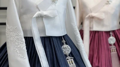 비즈 자수 저고리와 남색 치마로 우아하게 구성된 혼주 한복