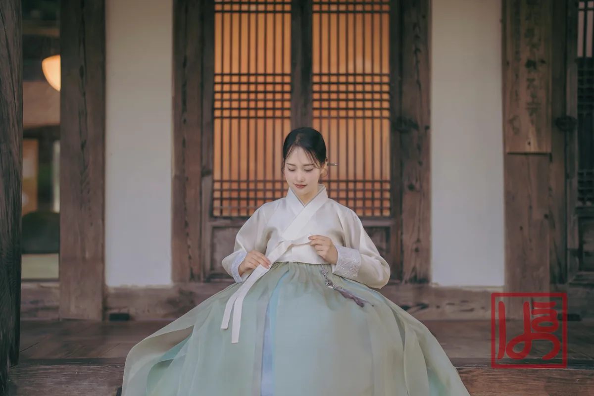 은은한 아이보리 저고리와 연녹색 치마가 우아하게 어우러진 한복