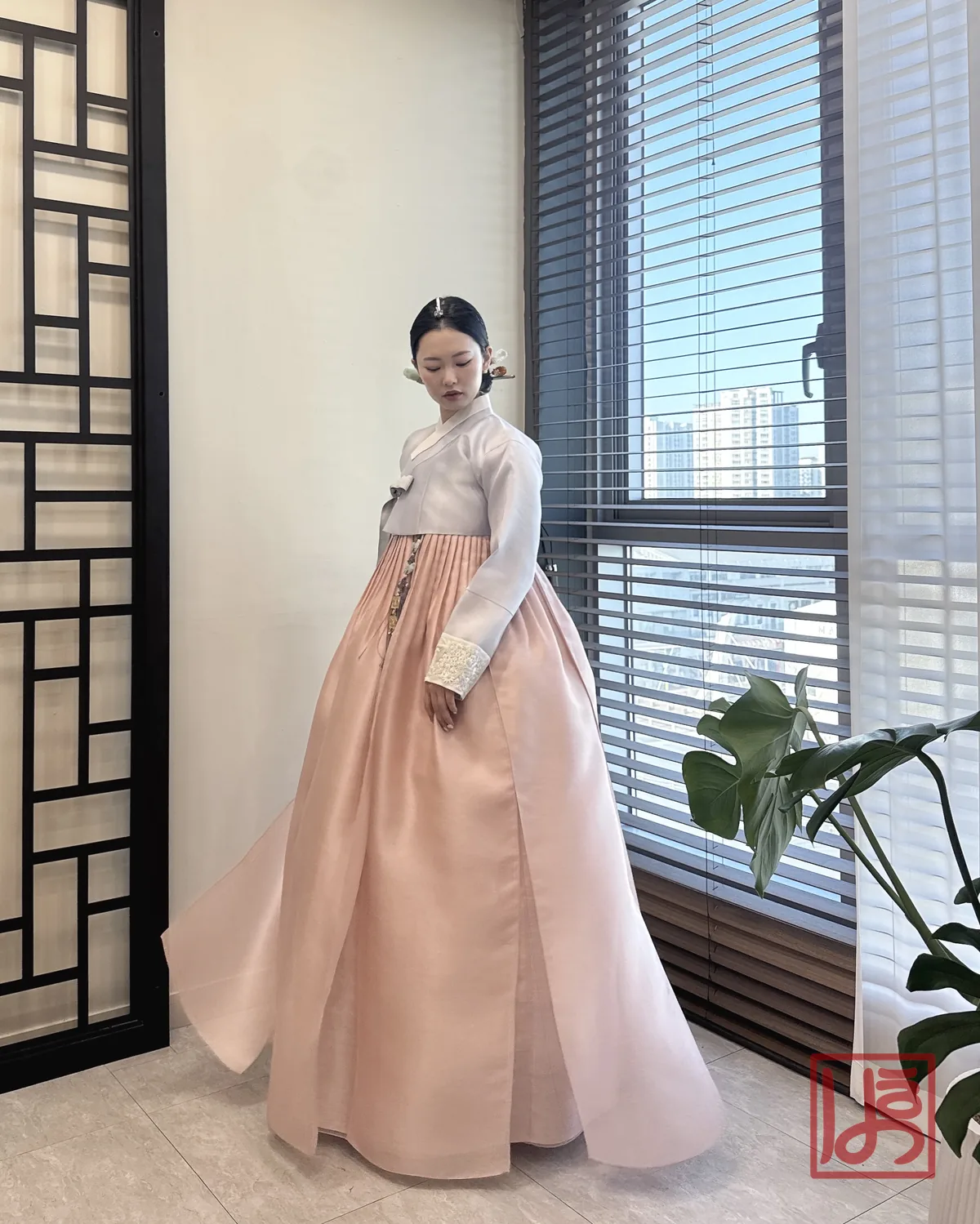 아이보리 저고리와 연분홍 볼륨 치마로 우아하게 완성한 혼주 한복
