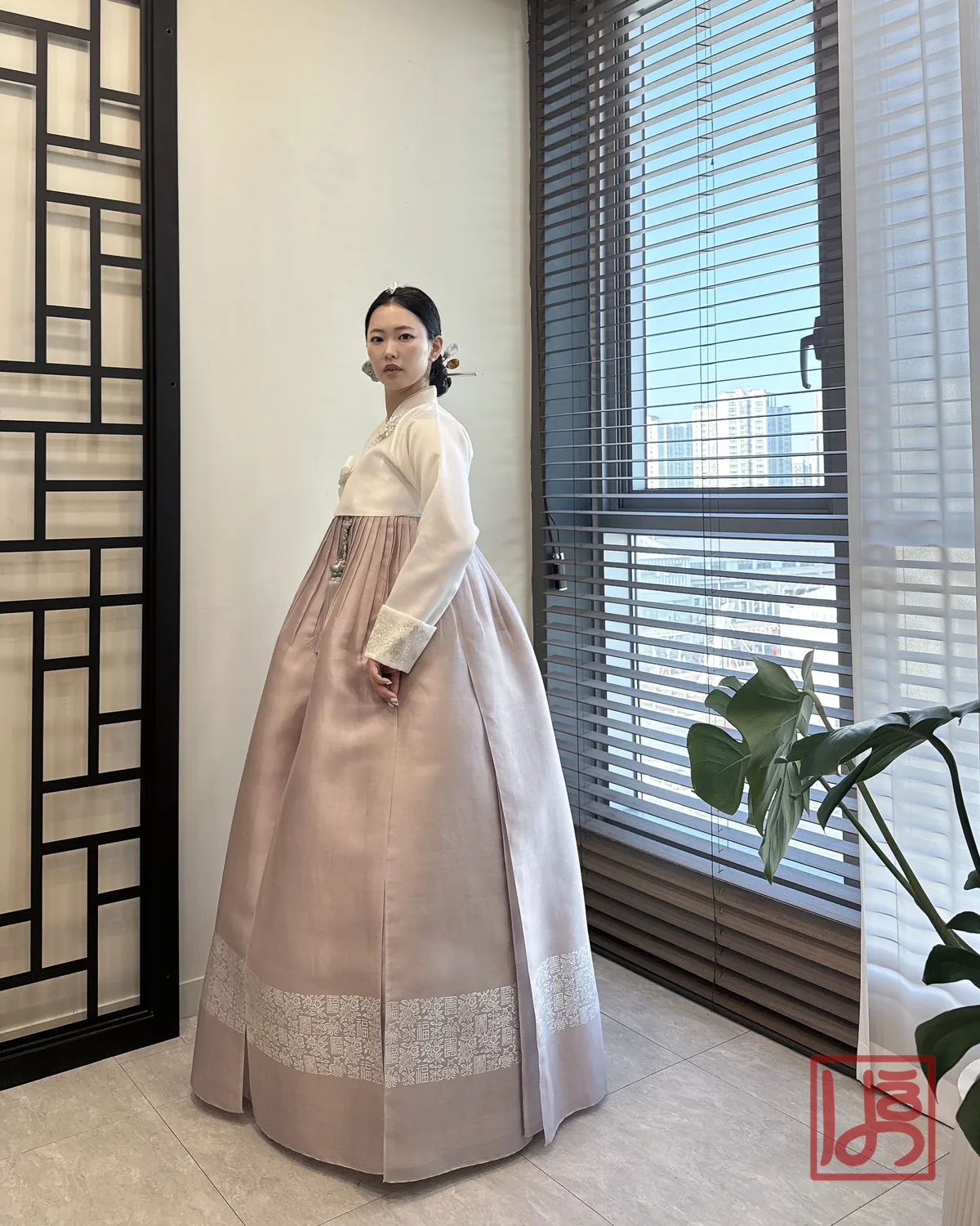 은은한 아이보리 저고리와 로즈베이지 치마단에 수복 문양이 돋보이는 혼주한복