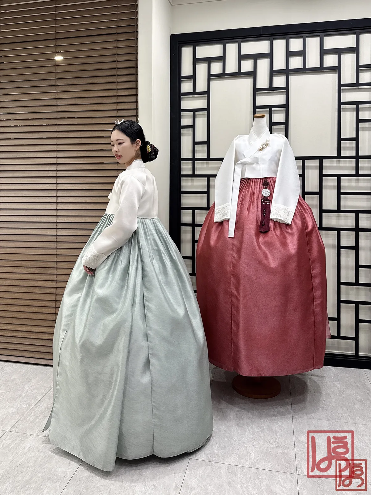 은은한 민트빛 치마와 아이보리 저고리로 완성한 우아한 혼주 한복