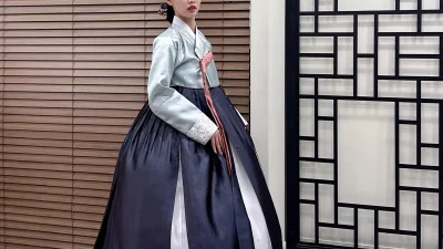 연청녹색 저고리와 짙은 남색 치마가 우아하게 어우러진 혼주 한복