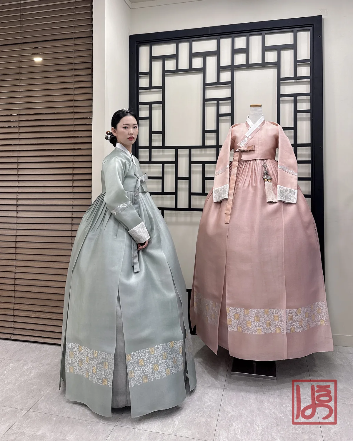 복(福)자 금박 무늬가 돋보이는 연회색과 연분홍 혼주한복 세트