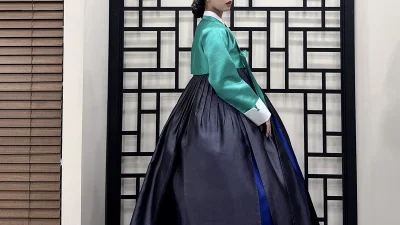옥색 저고리와 짙은 남색 치마가 우아하게 어우러진 여성 혼주한복