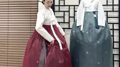 자수 저고리와 매화 자수 치마가 돋보이는 혼주 한복