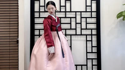 자주색 저고리와 은은한 연분홍 치마가 우아한 여성 혼주한복