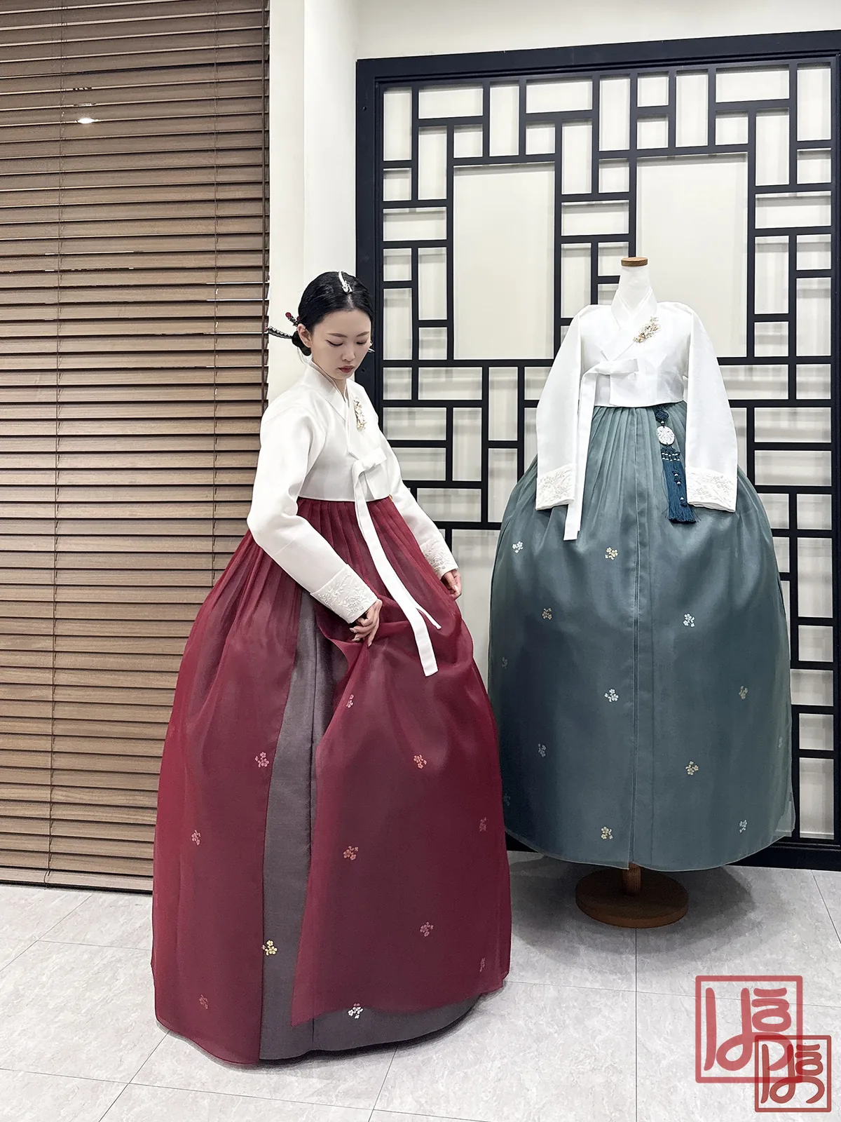자수 저고리와 매화 자수 치마가 돋보이는 혼주 한복