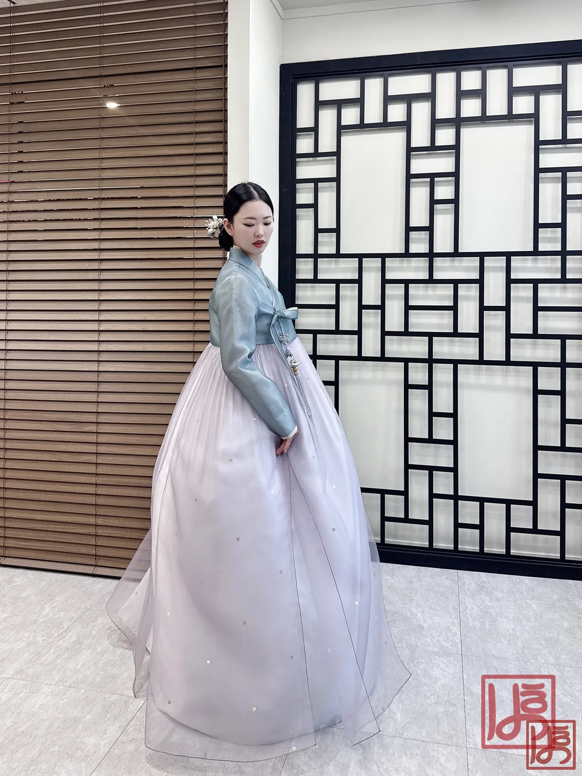 은은한 청회색 저고리와 풍성한 연보라 치마로 완성된 혼주한복