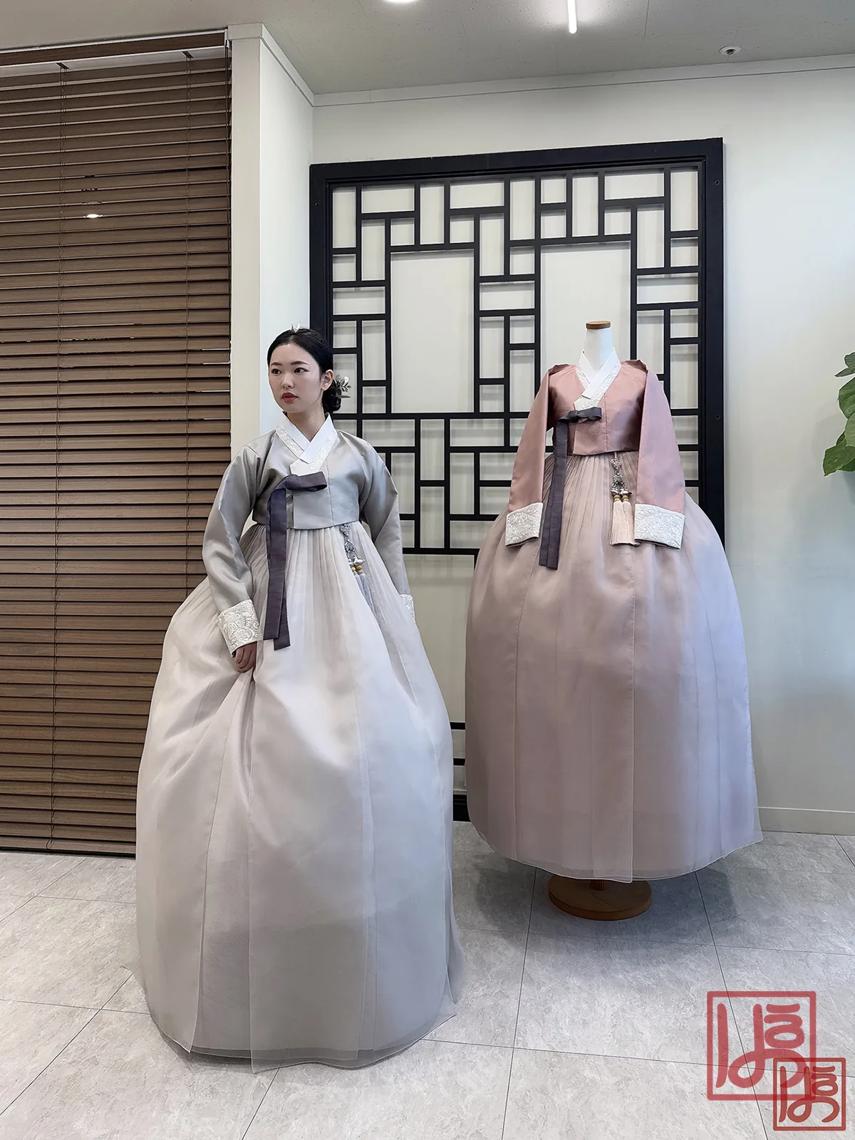 은은한 회색 저고리와 연분홍 치마로 이루어진 혼주 한복 세트