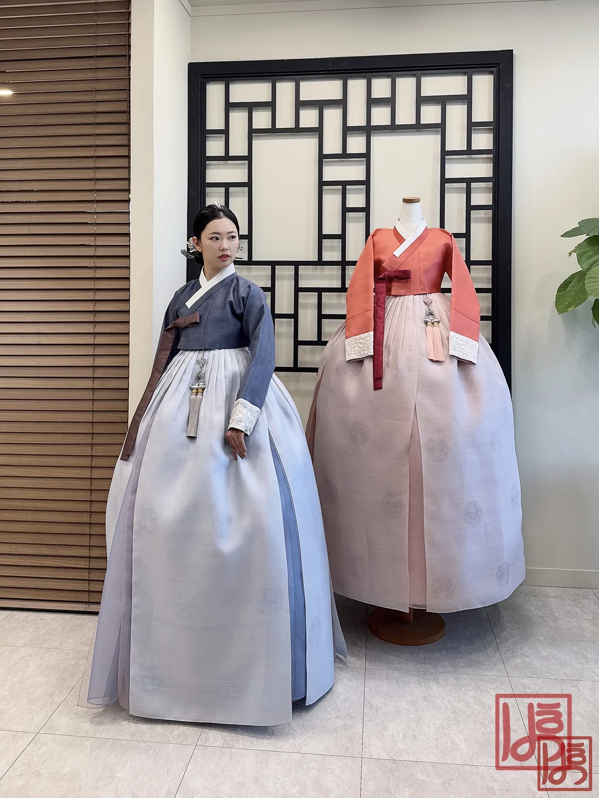 회청색 저고리와 은회색 치마로 단아하게 완성한 혼주 한복
