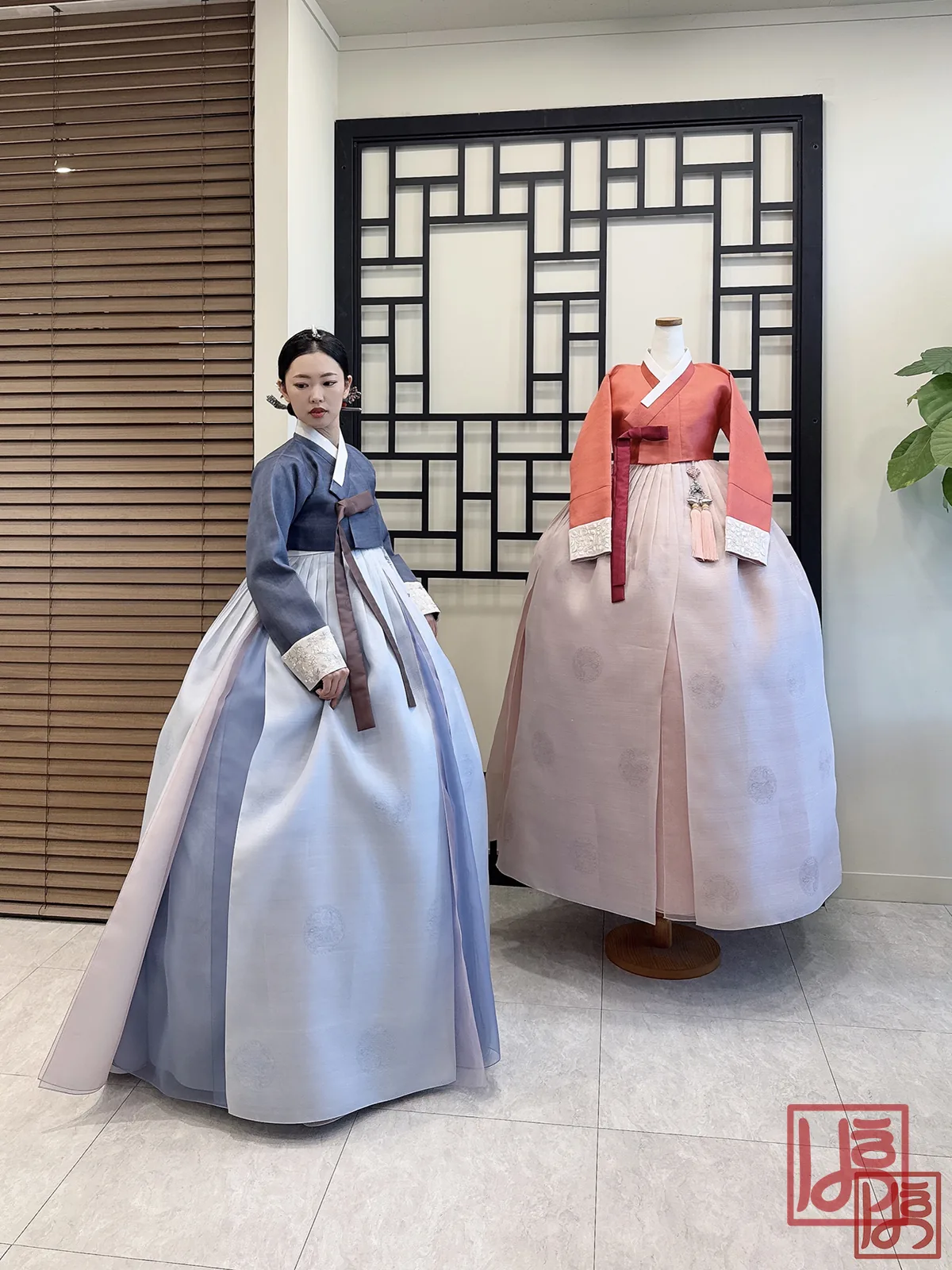 회청색 저고리와 은회색 치마로 단아하게 완성한 혼주 한복
