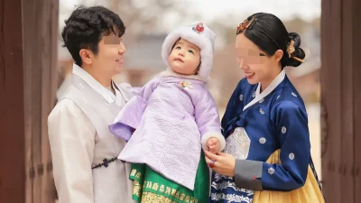 남색과 황금색 저고리치마에 초록 끝동 돌띠를 두른 여아 돌한복 가족 세트