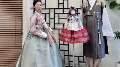 분홍 저고리와 은은한 민트빛 치마가 우아한 성인 여성 한복