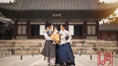 황금빛 조바위와 저고리를 갖춘 아기 돌한복, 가족 한복과 어우러진 고궁 촬영