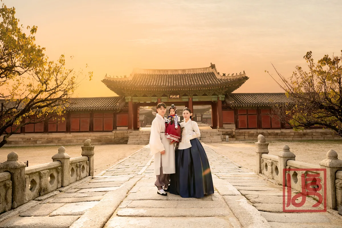 화려한 색동 조각보 무늬의 돌한복과 아이보리·남색 톤 가족 한복