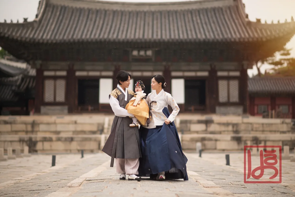 황금빛 조바위와 저고리를 갖춘 아기 돌한복, 가족 한복과 어우러진 고궁 촬영