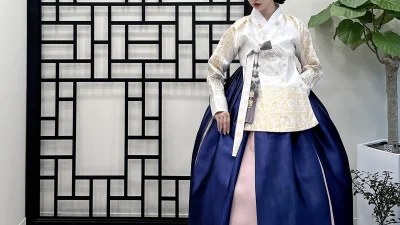 금박 자수 저고리와 남색 치마가 우아한 여성 혼주 한복