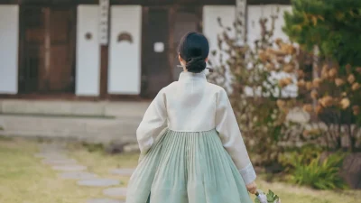아이보리 저고리와 은은한 민트빛 치마가 우아하게 흐르는 여성 한복