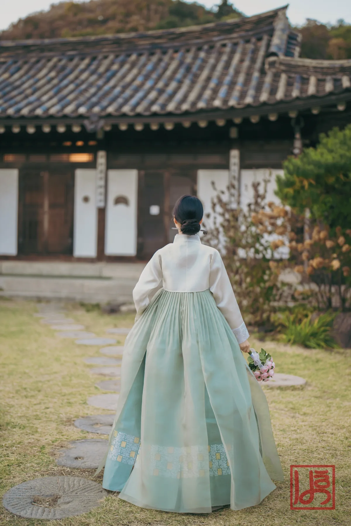 아이보리 저고리와 은은한 민트빛 치마가 우아하게 흐르는 한복