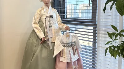 금박 문양 아이보리 저고리와 은은한 카키그린 치마의 혼주 한복