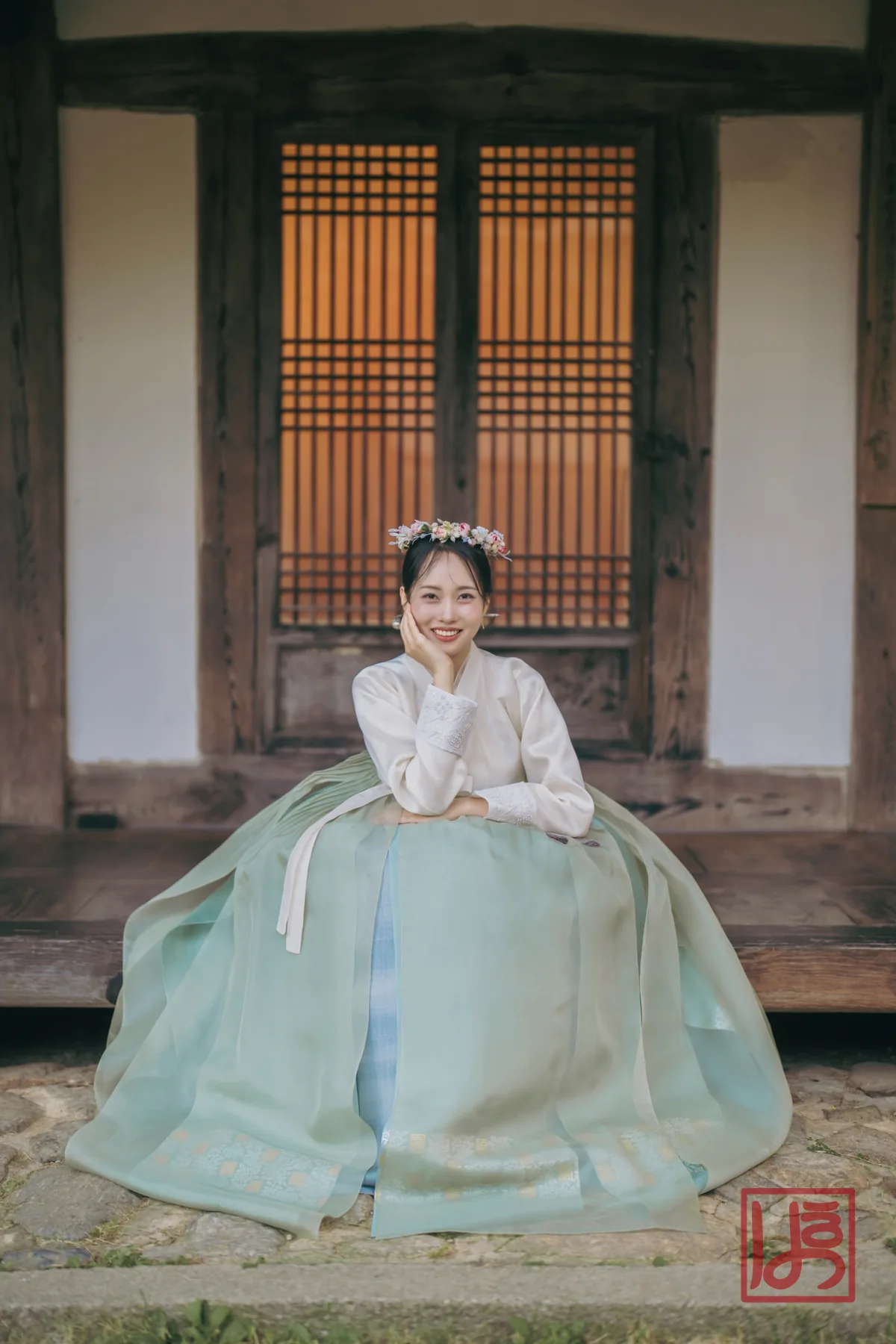 아이보리 저고리와 은은한 민트빛 치마가 어우러진 한복