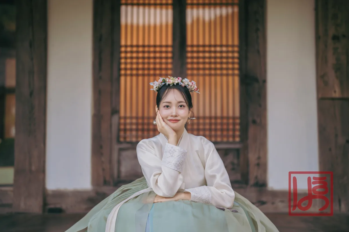 아이보리 자수 저고리와 민트빛 치마가 어우러진 한복