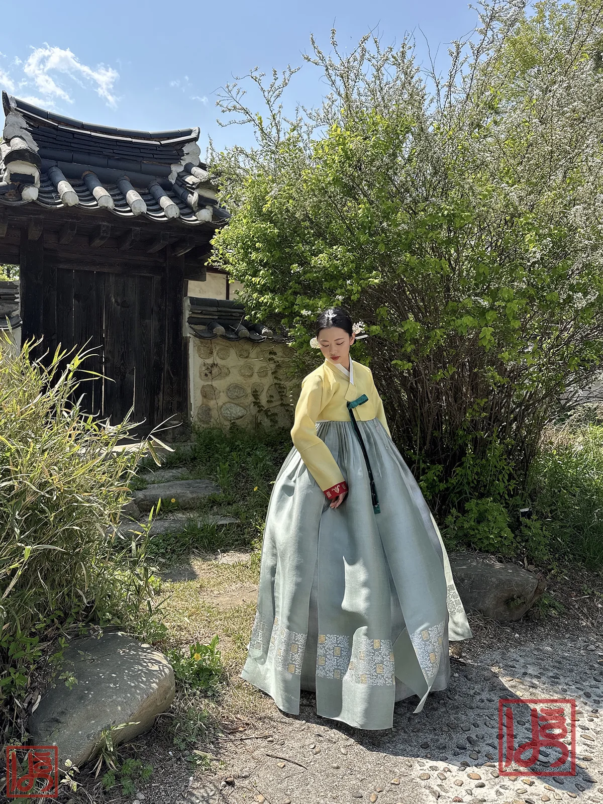 연노랑 저고리와 회청색 치마에 금박 문양이 돋보이는 한복