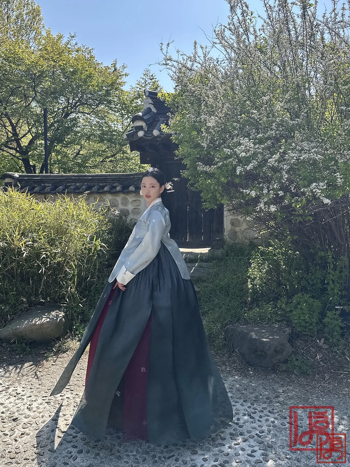 회청색 저고리와 먹색 겹치마가 우아하게 흐르는 전통 한복 자태