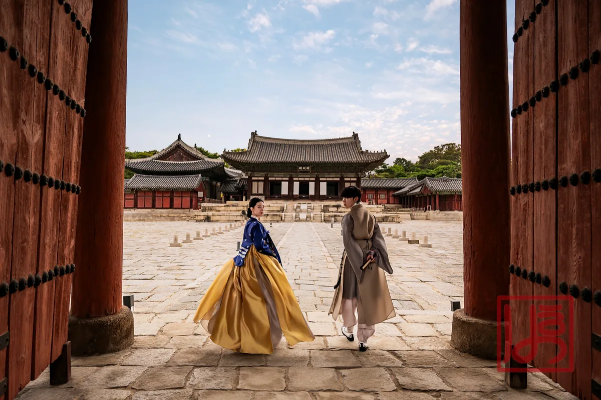 남색 저고리와 황금빛 치마가 화려한 궁중 스타일 커플 한복