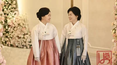 아이보리 저고리에 로즈핑크와 회청색 치마를 매치한 혼주 한복
