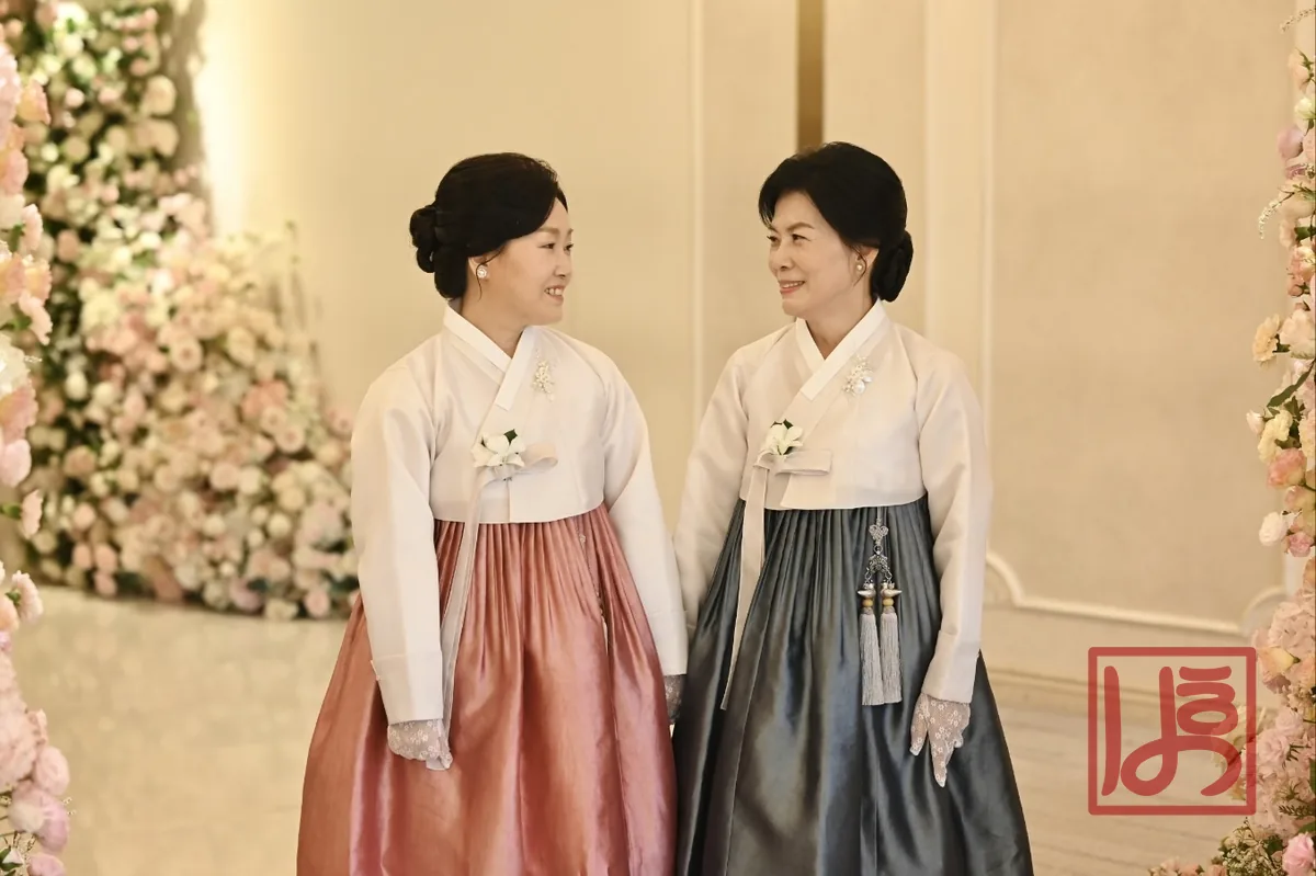 아이보리 저고리에 로즈핑크와 회청색 치마를 매치한 혼주 한복