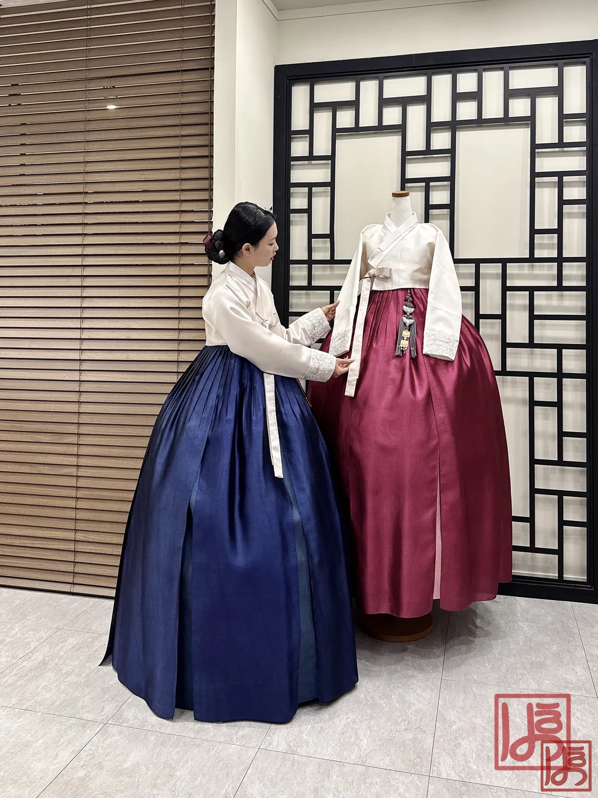 아이보리 저고리에 남색과 자주 치마를 매치한 혼주 한복 세트