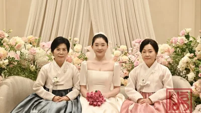 아이보리 저고리에 회청색과 분홍 치마를 매치한 혼주 한복