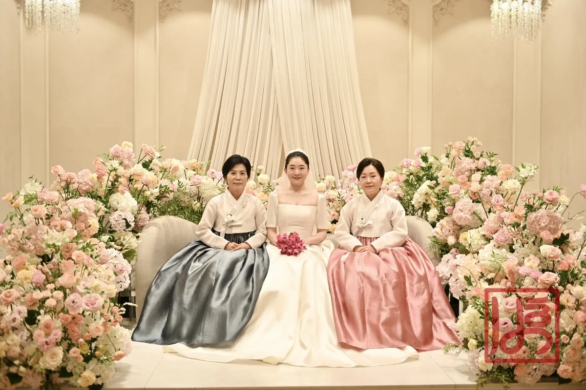 회청색과 로즈핑크 저고리치마가 돋보이는 혼주 한복 세트