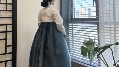 아이보리 저고리와 남색 톤 치마가 우아하게 어우러진 혼주 한복