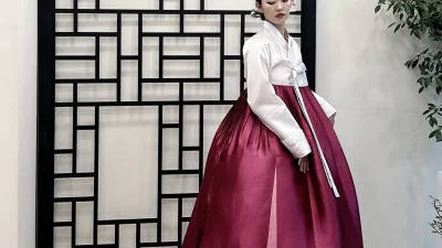 아이보리 저고리와 풍성한 자주빛 치마가 우아한 여성 혼주한복