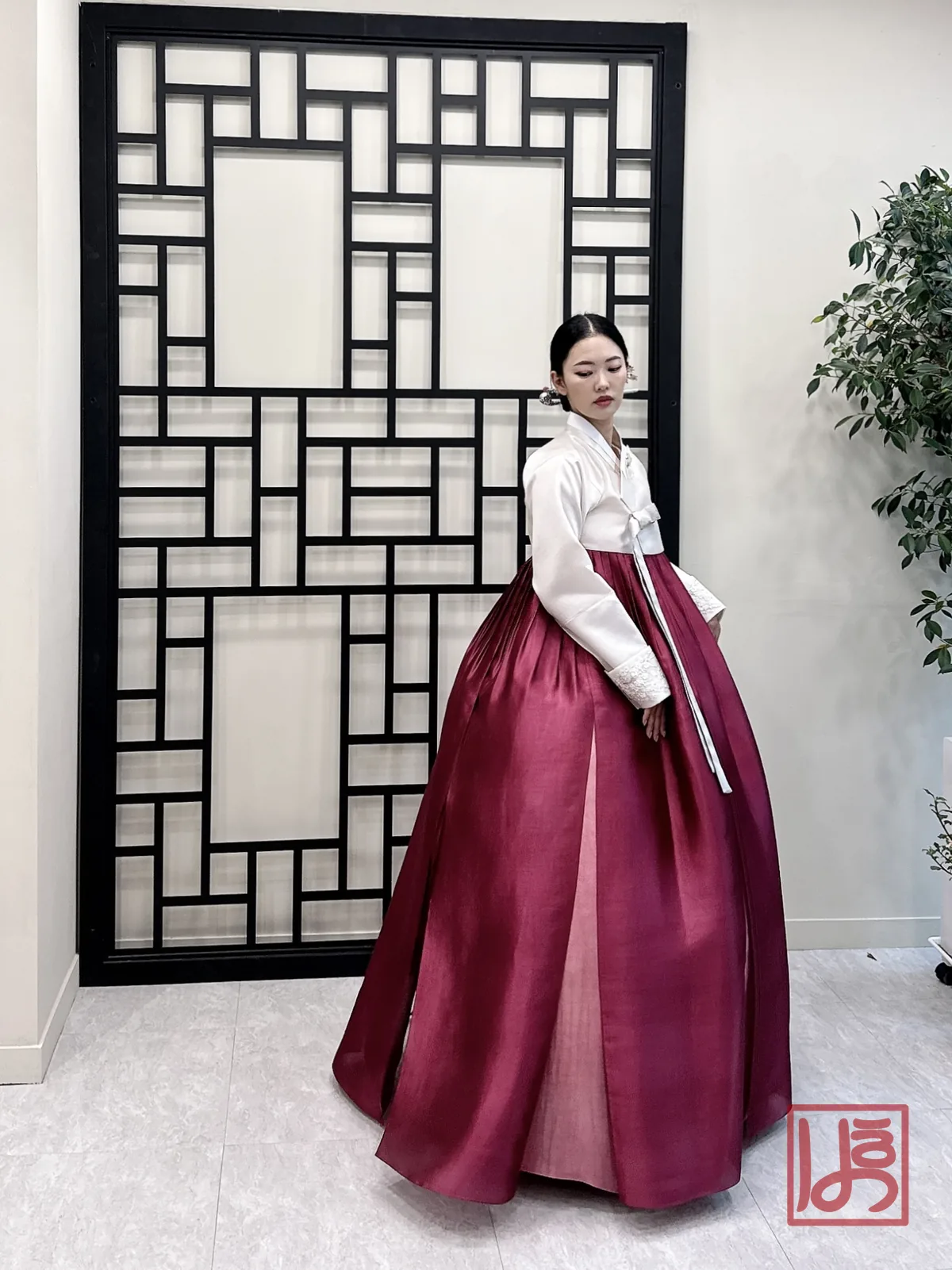 아이보리 저고리와 풍성한 자주빛 치마가 우아한 혼주한복