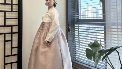 은은한 아이보리 저고리와 로즈베이지 치마단에 수복 문양이 돋보이는 혼주한복