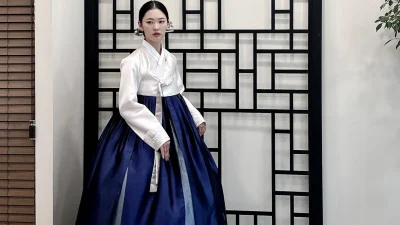 아이보리 저고리와 풍성한 남색 치마로 이루어진 여성 혼주한복