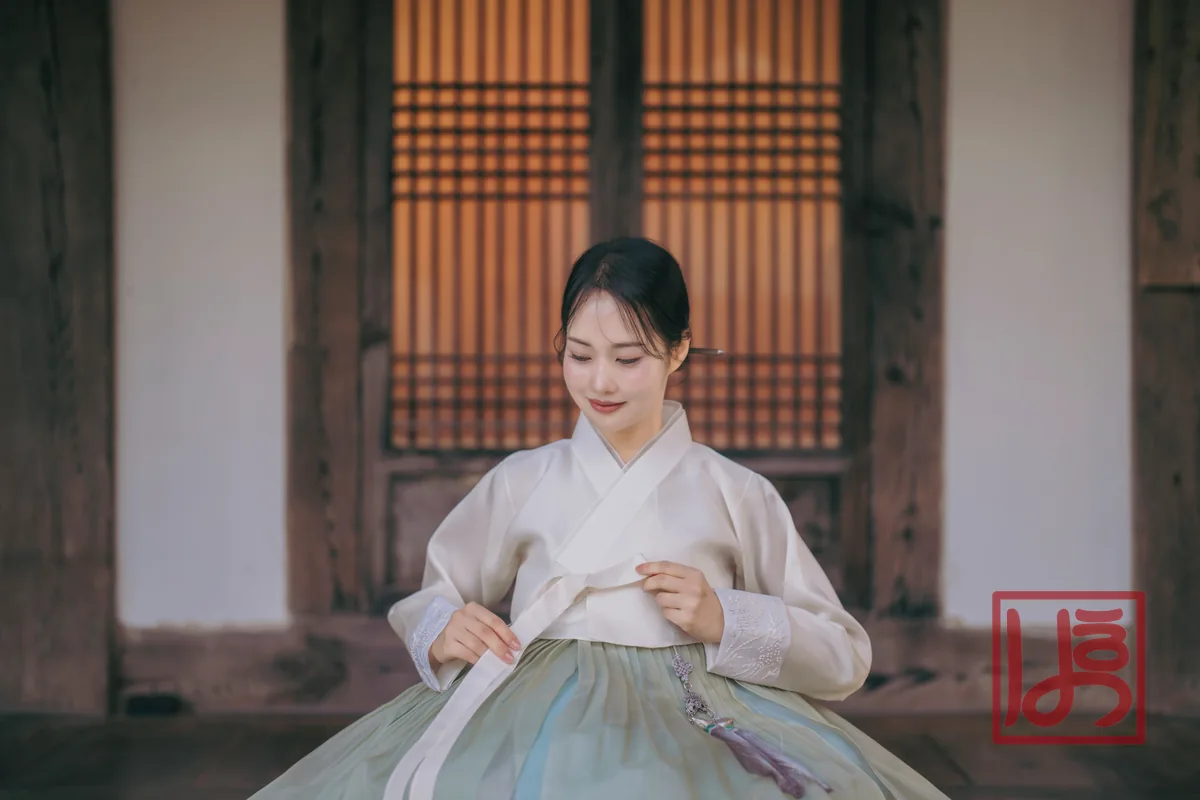 아이보리 저고리와 연청록 치마에 노리개를 더한 단아한 한복