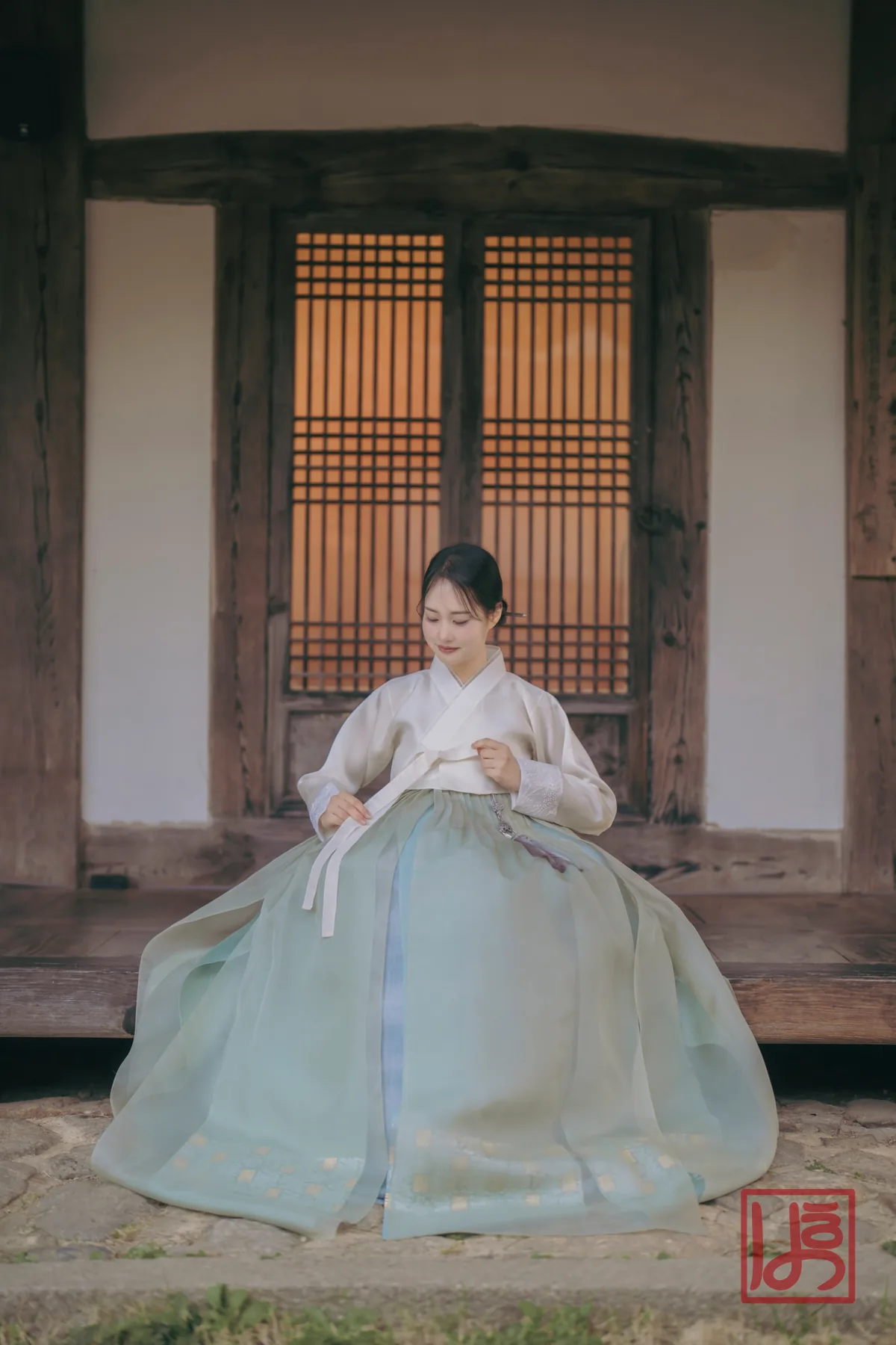 은은한 아이보리 저고리와 연녹색 치마가 우아하게 어우러진 한복