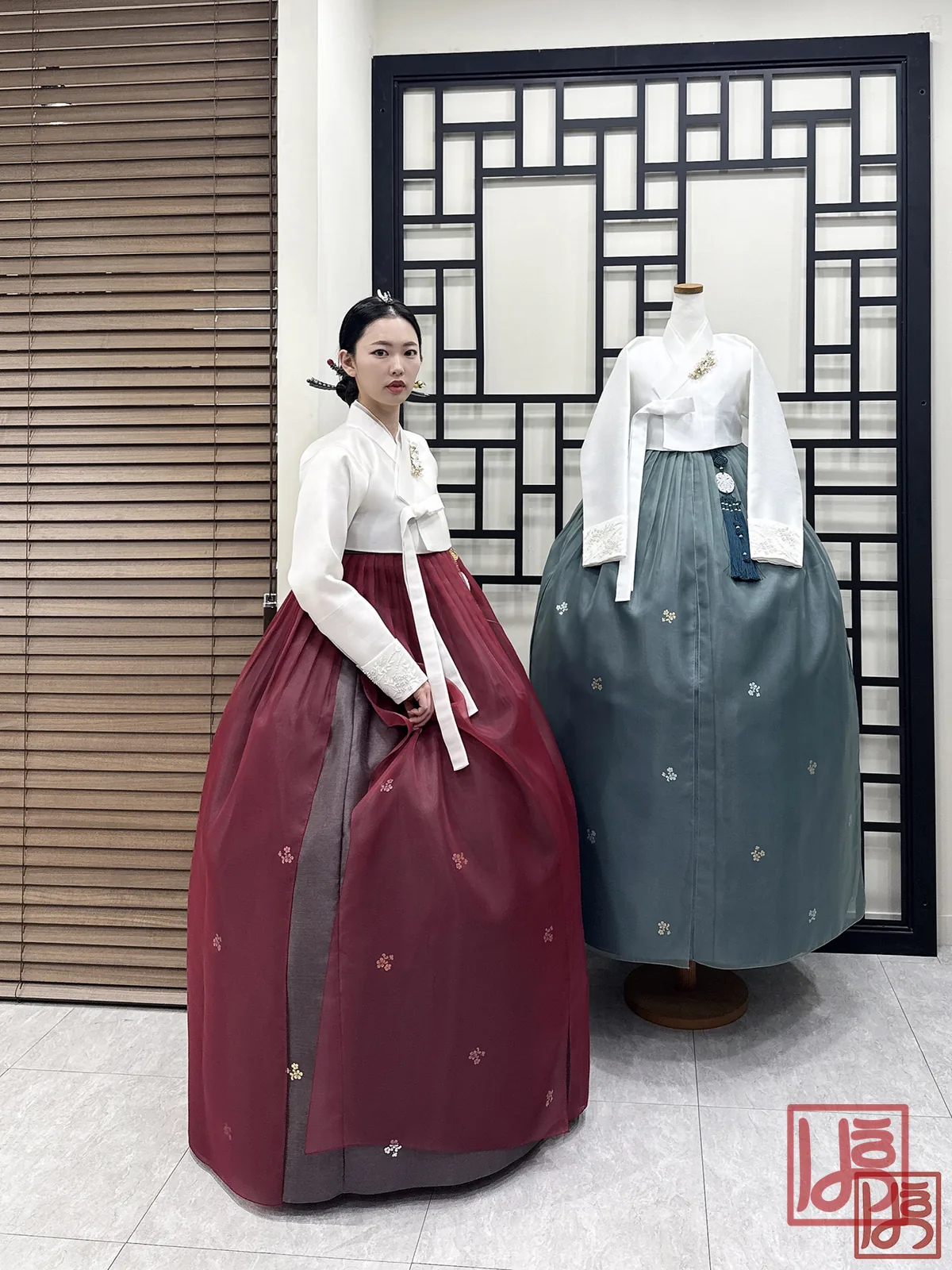 노리개 장식한 자주색 치마와 흰 저고리의 혼주 한복